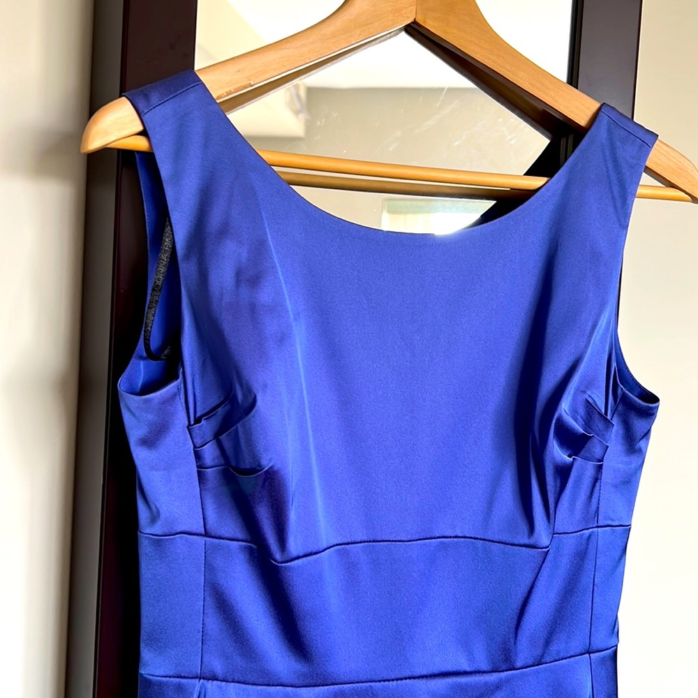 Classic Navy Blue Sleeveless Sheath Dress
85% Nylon,15% Spandex size 6 like new